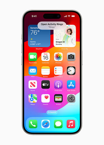 在 iPhone 15 Pro 上，用户收到了来自人声快捷键的提醒，内容是“打开活动圆环”。