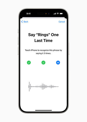 在 iPhone 15 Pro 上，屏幕上显示“最后一次说‘圆环’”，并提示用户通过重复三次来教会 iPhone 识别这个短语。